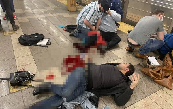 Nyu-York metrostansiyasında insanlara silahlı hücum edilib: 13 yaralı - VİDEO
