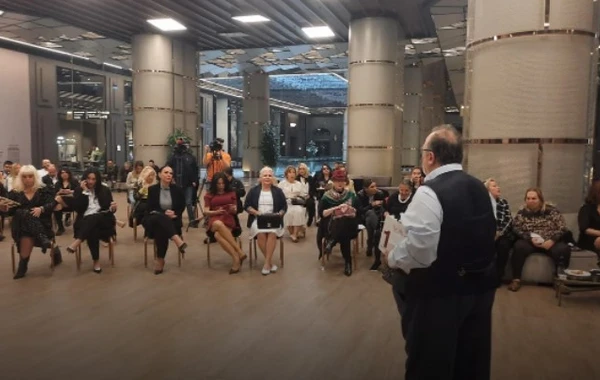 Tanınmış aktyor 25 minlik eynəyini itlər üçün satdı - FOTO