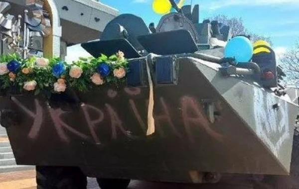 Ukraynada qənimət kimi ələ keçirilən zirehli texnika gəlin maşını oldu - FOTO