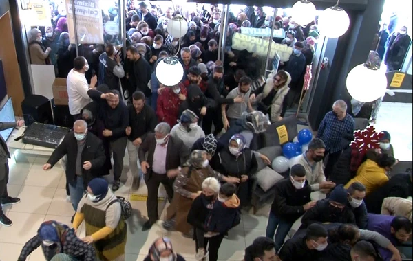 Telefon dükanındakı endirimə görə böyük izdiham - FOTO/VİDEO