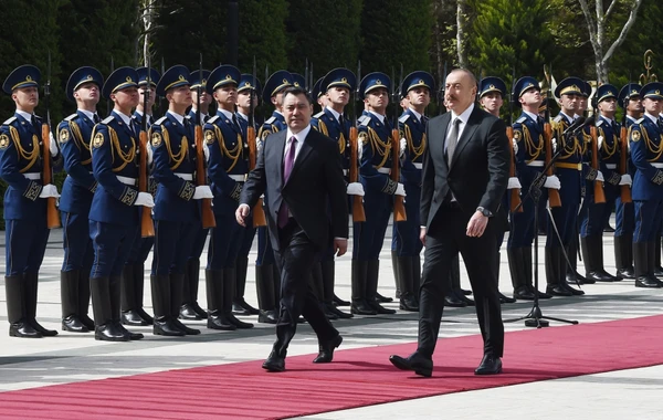 İlham Əliyev qırğız həmkarını qarşıladı - FOTO