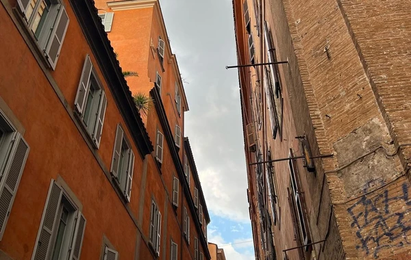 Əməkdar artistin bloger qızı bu dəfə Romada - FOTO