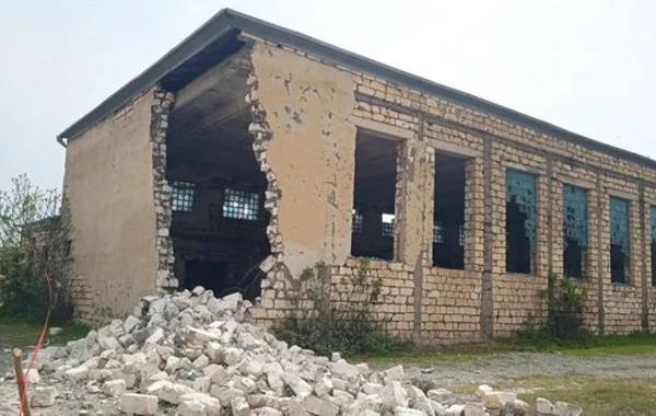 Azərbaycanda dərs zamanı məktəbin divarı uçdu - FOTO