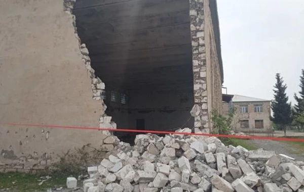 Azərbaycanda dərs zamanı məktəbin divarı uçdu - FOTO