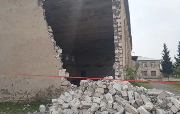 В Азербайджане во время урока обрушилась стена школы - ФОТО