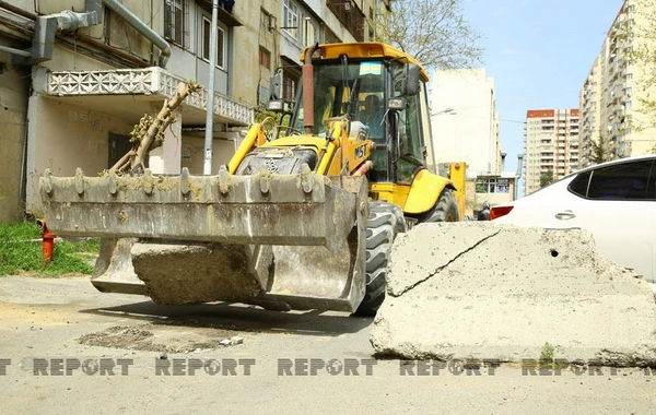 Bakıda binaların həyətlərinin giriş-çıxışlarına qoyulmuş süni maneələr sökülür - FOTO