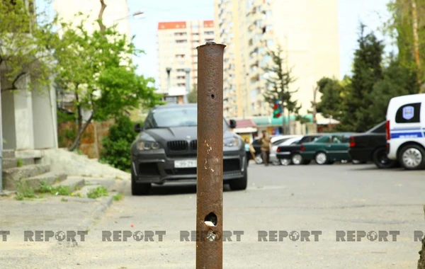 Bakıda binaların həyətlərinin giriş-çıxışlarına qoyulmuş süni maneələr sökülür - FOTO
