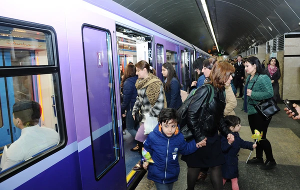 Bakı metrosunda nasazlıq yarandı, sərnişinlər qatardan düşürüldü