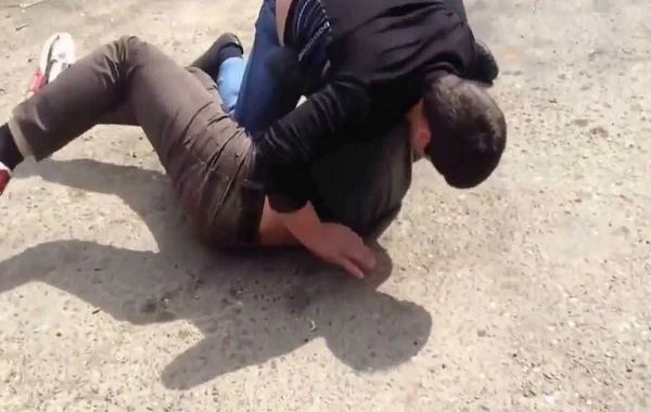 Anası ilə münasibəti olduğundan şübhələnən oğlan kirayənişini döydü