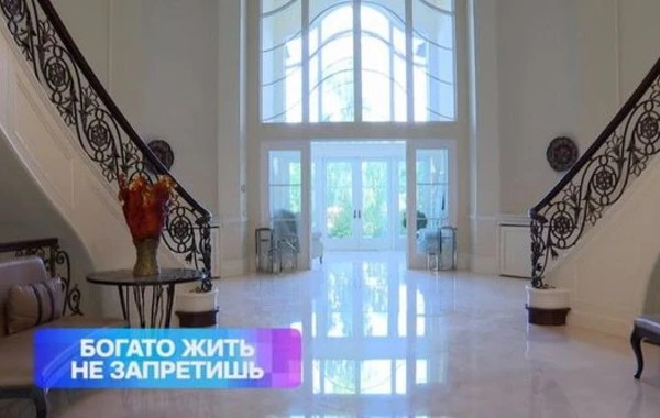 Спа-зона с бассейном, хамам, бильярдная и лифт: экскурсия по изящному особняку Эмина - ВИДЕО