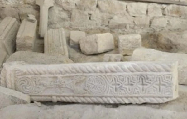 Hadrutdakı İoan məbədində ermənilərin dağıdıb gizlətdiyi qədim qəbir daşları aşkarlandı - FOTO