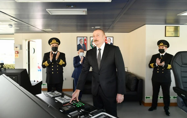 Президент Ильхам Алиев на церемонии ввода в эксплуатацию судна-парома "Зарифа Алиева" - ФОТО