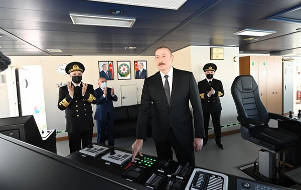 Президент Ильхам Алиев на церемонии ввода в эксплуатацию судна-парома "Зарифа Алиева" - ФОТО