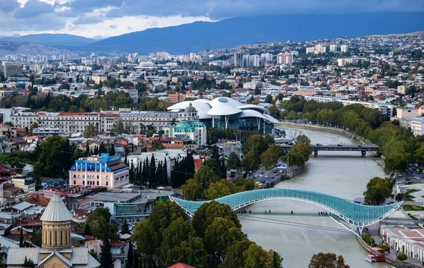 Gürcüstan əcnəbilərin yaşayış izni almasına görə rüsumları iki dəfə artırdı