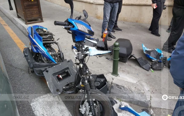 В Баку автомобиль сбил курьера по доставке еды - ФОТО