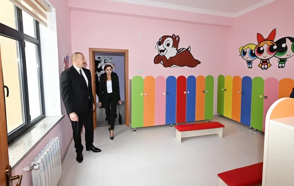 Президент и первая леди на открытии нового жилого комплекса для семей шехидов и инвалидов войны - ФОТО