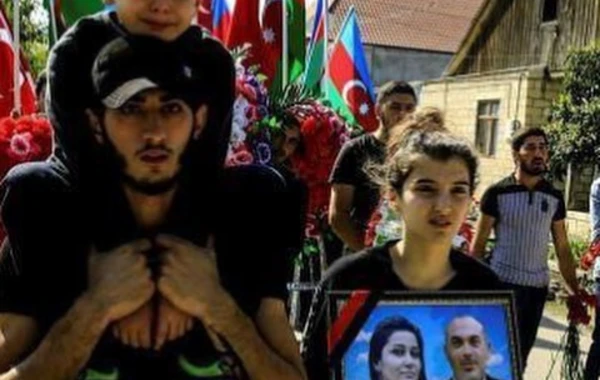 Gəncə terrorunda valideynlərini itirən Sevilin nişanından GÖRÜNTÜLƏR - FOTO
