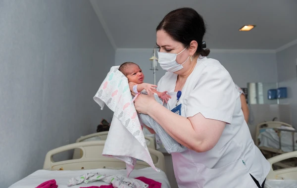 Azərbaycanda yeni doğulan körpələrdən topuq testi götürülür
