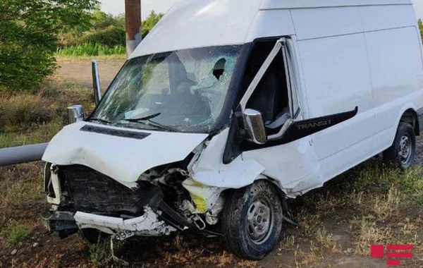 Azərbaycanda mikroavtobusla minik maşını toqquşdu: Xəsarət alanlar var - FOTO