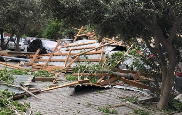 В Баку крышу больницы снесло ветром - ВИДЕО