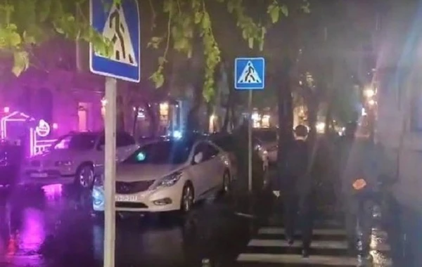 Сильный дождь в Баку подтопил некоторые дороги - ВИДЕО