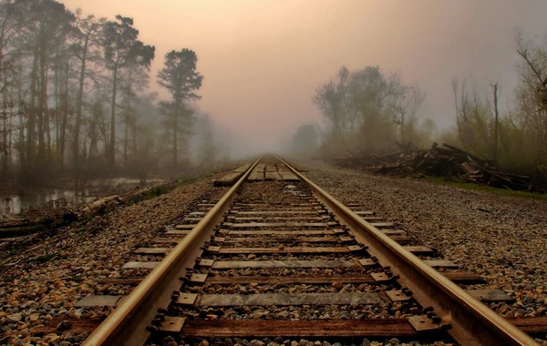 В Азербайджане поезд насмерть сбил молодого человека