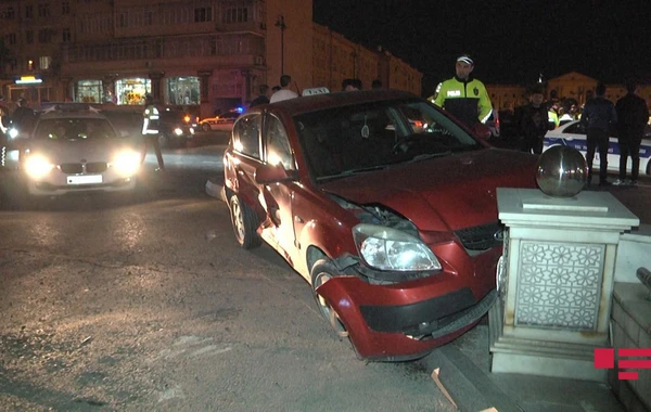 Bakıda taksi qəzaya uğrayıb - FOTO/VİDEO