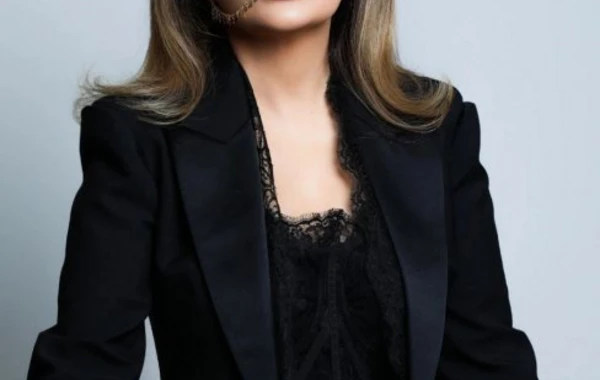 Ruhi Əliyeva məşhur dərginin üz qabığında - FOTO