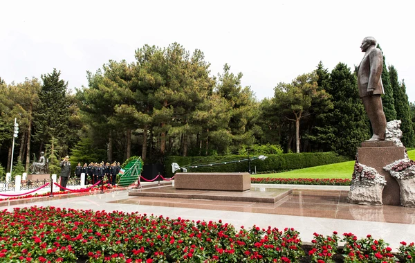 DİN nümayəndələri ulu öndərin məzarını ziyarət ediblər - FOTO