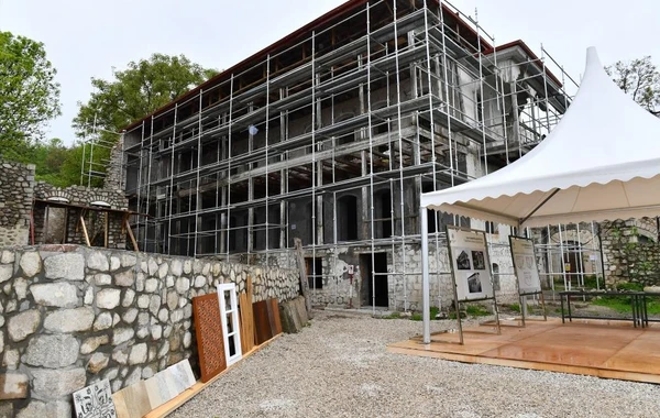 İlham Əliyev və Mehriban Əliyeva “Shusha Boutique Hotel”in yerləşəcəyi ərazidə olublar -  FOTO
