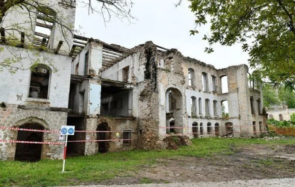 Ильхам Алиев и Мехрибан Алиева ознакомились с восстановительным работами в доме, где прожил Садыгджан - ФОТО