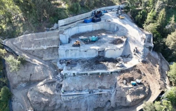 Tanınmış modellərin atasının 100 milyon dollarlıq evini dağıtdılar - FOTO