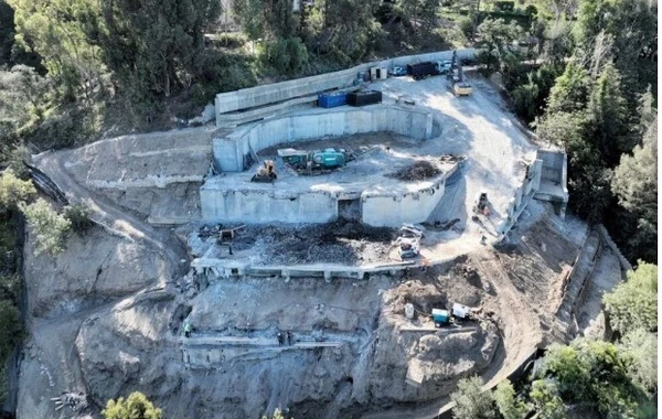 Tanınmış modellərin atasının 100 milyon dollarlıq evini dağıtdılar - FOTO