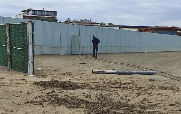 Жители бакинского поселка добились демонтажа части заборов, преграждающих им выход к пляжам - ФОТОФАКТ