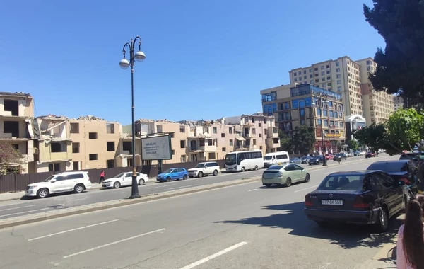 Bakının bu rayonunda binalar sökülür - FOTO