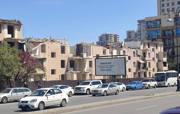 Bakının bu rayonunda binalar sökülür - FOTO