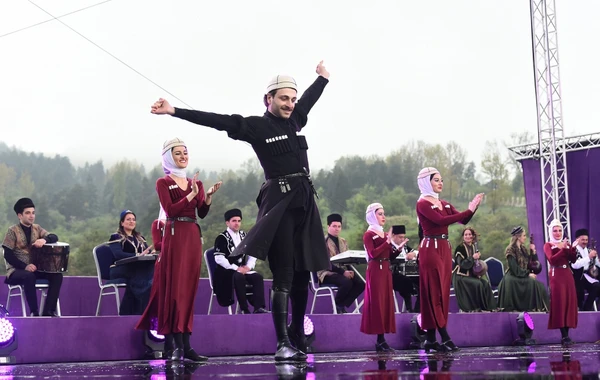 Ильхам Алиев и Мехрибан Алиева на фестивале "Харыбюльбюль" в Шуше - ВИДЕО