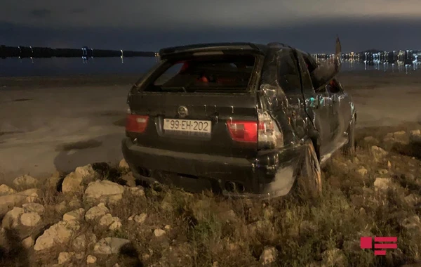 В Масазыре женщина-водитель опрокинула BMW в озеро, пострадали трое малолетних детей - ФОТО