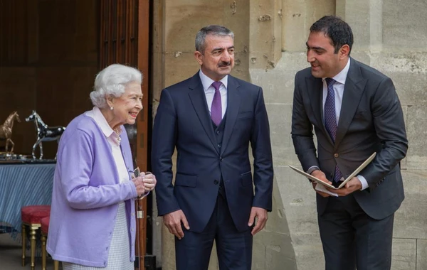 İlham Əliyevin hədiyyəsi Kraliça II Elizabetə təqdim olunub - FOTO/VİDEO