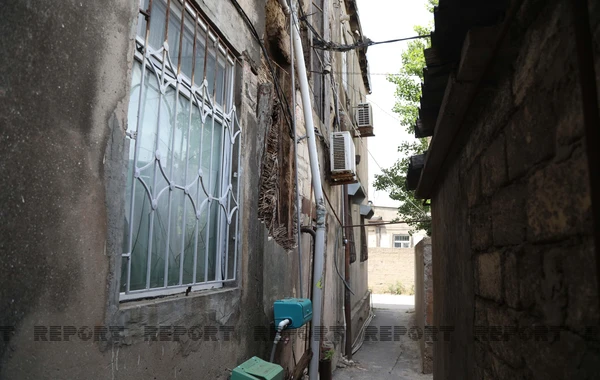 Bakıda 90 yaşlı bina uçmaq təhlükəsi ilə üzləşib, sakinlər evlərini tərk edib - VİDEO