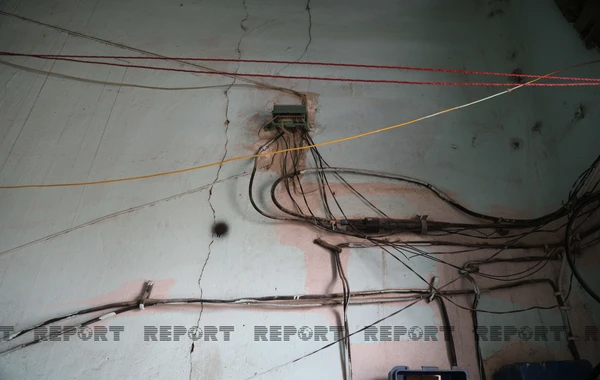 Bakıda 90 yaşlı bina uçmaq təhlükəsi ilə üzləşib, sakinlər evlərini tərk edib - VİDEO