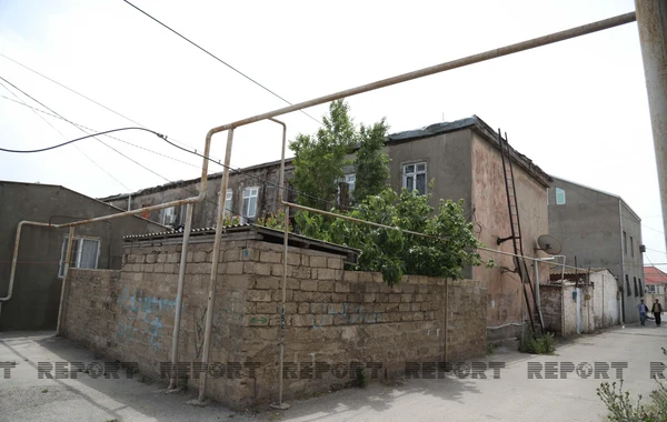 Bakıda 90 yaşlı bina uçmaq təhlükəsi ilə üzləşib, sakinlər evlərini tərk edib - VİDEO