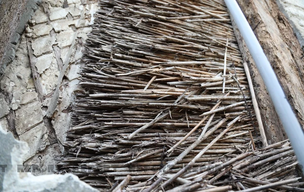 Bakıda 90 yaşlı bina uçmaq təhlükəsi ilə üzləşib, sakinlər evlərini tərk edib - VİDEO