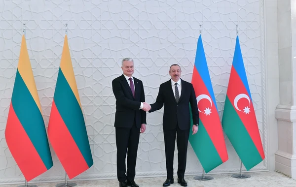 Azərbaycana səfərə gələn Litva Prezidentinin rəsmi qarşılanma mərasimi olub - FOTO