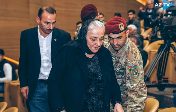 Polad Həşimovun anası canlı efirdə ayaqüstə alqışlandı - FOTO/VİDEO