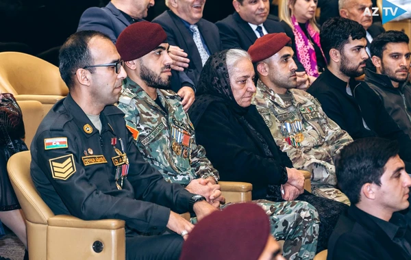 Polad Həşimovun anası canlı efirdə ayaqüstə alqışlandı - FOTO/VİDEO