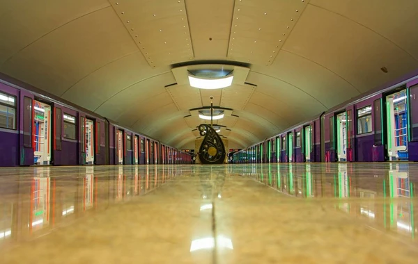 Bakı metrosunda problem - Sərnişinlər qatardan düşürdülüb