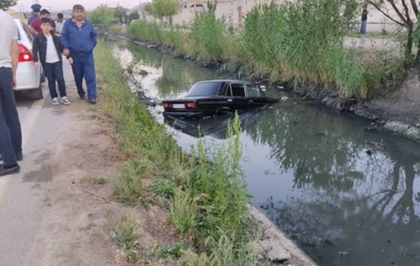 Bakıda avtomobil kanala düşdü – FOTO