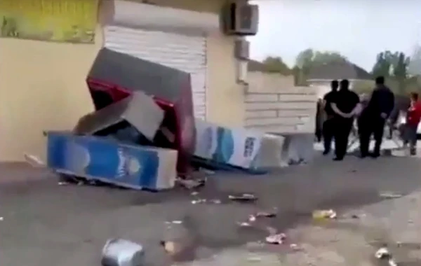 İntim video iddiası ilə market sahibinə hücum etdilər, polis məsələyə qarışdı - VİDEO