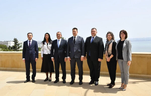 Estoniyalı deputatlar Şəhidlər xiyabanında – FOTO